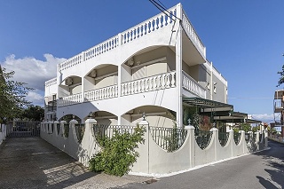 Bella Vista Hotel & Studios