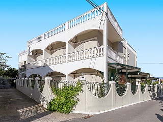 Bella Vista Hotel & Studios