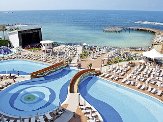 Azura Deluxe Resort & Spa Hotel