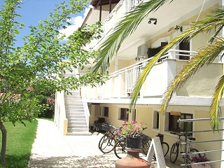 Zeus Studios & Apartments