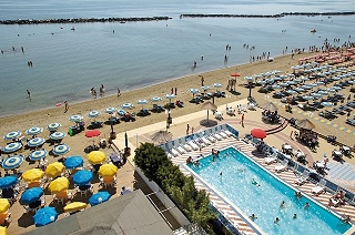 Club Hotel Bikini & Tropicana