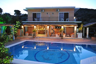 Makis Louvlis Apartments & Studios