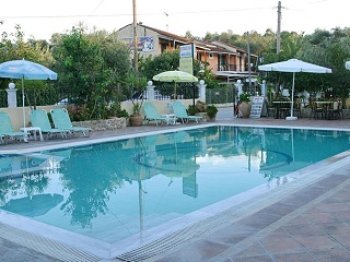 Makis Louvlis Apartments & Studios